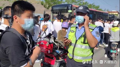 男生第1个出考场用手机狂拍家长，温情瞬间感动无数人