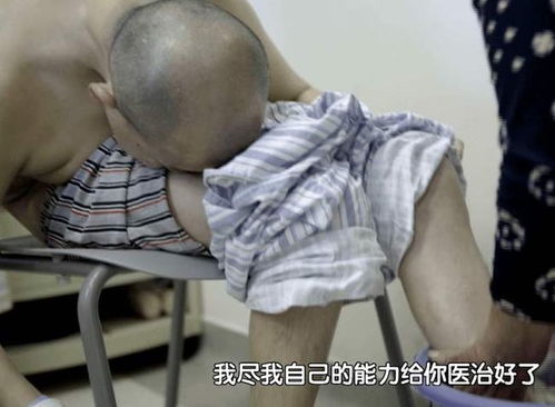 00后“折叠男孩”4次手术后终能直立