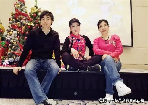 前央视主持人全网寻跪继父坟前，一段深情的回忆与感恩